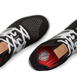 Hit After Hit New Balance – Black/White Low-Cut 3000v3 Metal Spikes (L3000BK3)