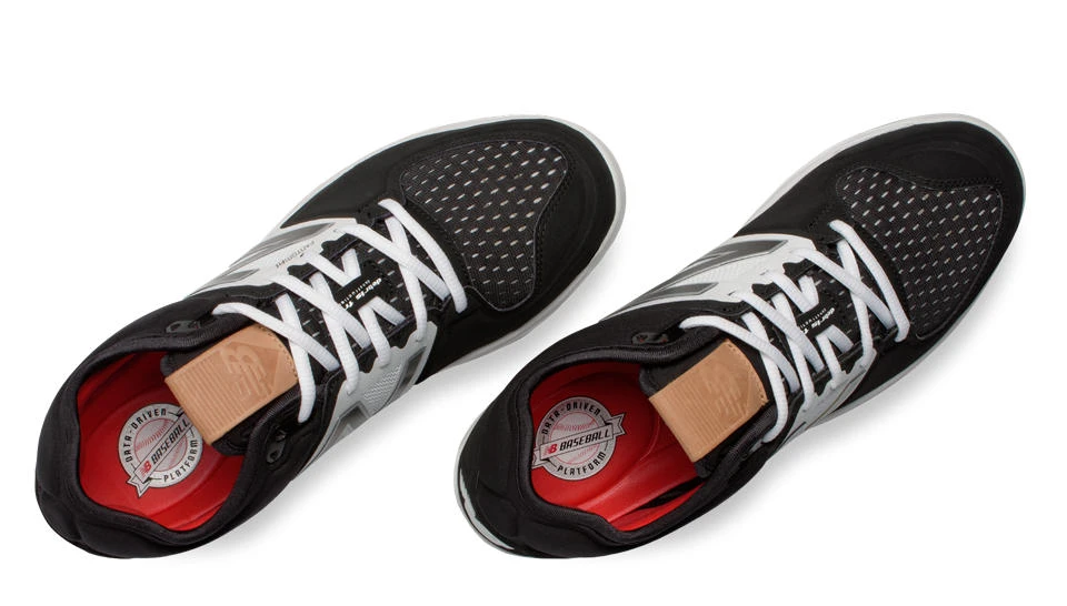 Hit After Hit New Balance – Black/White Low-Cut 3000v3 Metal Spikes (L3000BK3)